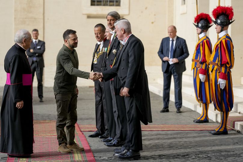 Le président ukrainien Volodymyr Zelenskyy arrive dans la cour Saint-Damas au Vatican en route pour une réunion privée avec le pape François, le vendredi 11 octobre 2024.