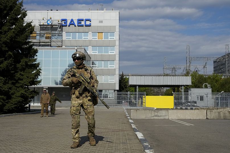 Un militaire russe monte la garde dans une zone de la centrale nucléaire de Zaporizhzhia, sur le territoire sous contrôle militaire russe, le 1er mai 2022.