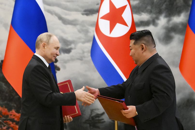 Le président russe Vladimir Poutine, à gauche, et le dirigeant nord-coréen Kim Jong Un échangent des documents lors d'une cérémonie de signature à Pyongyang, le 19 juin 2024.