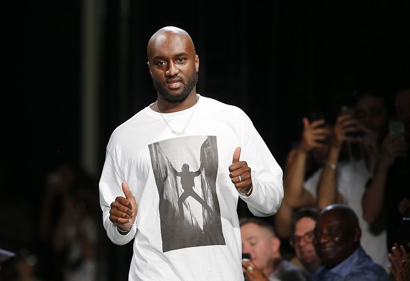 Virgil Abloh lève le pouce après la présentation de la collection Off-White Homme Printemps-Été 2019 présentée à Paris, le mercredi 20 juin 2018