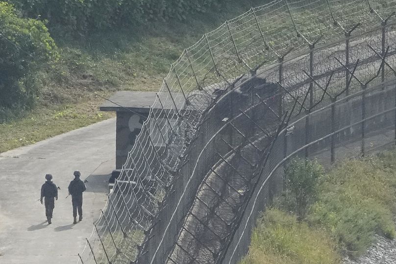 Des soldats sud-coréens patrouillent autour de la clôture de barbelés qui longe la frontière avec la Corée du Nord à Paju, le 10 octobre 2024.