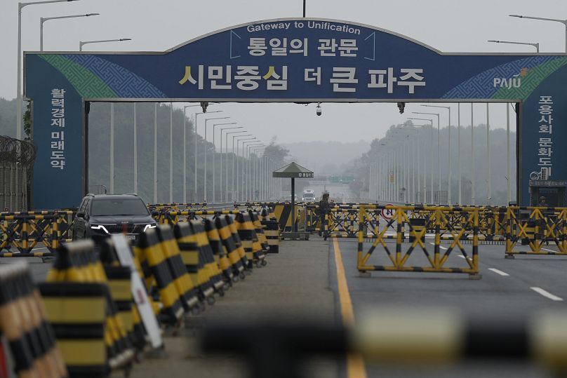 Des barricades sont placées près du pont de l'Unification, qui mène à Panmunjom dans la zone démilitarisée de Paju, en Corée du Sud, le mardi 15 octobre.