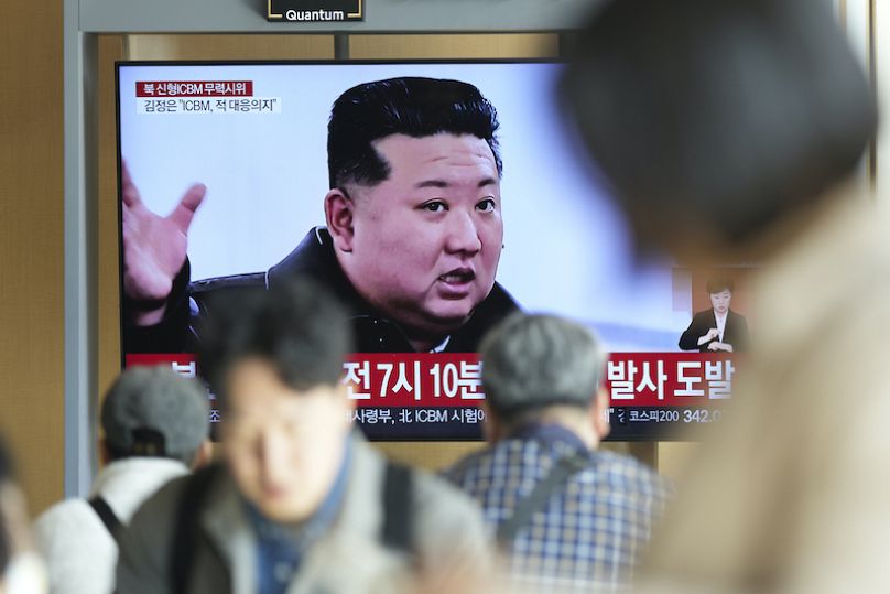 Un écran de télévision montre une image du dirigeant nord-coréen Kim Jong Un lors d'un programme d'information à la gare de Séoul, en Corée du Sud, le jeudi 31 octobre 2024.