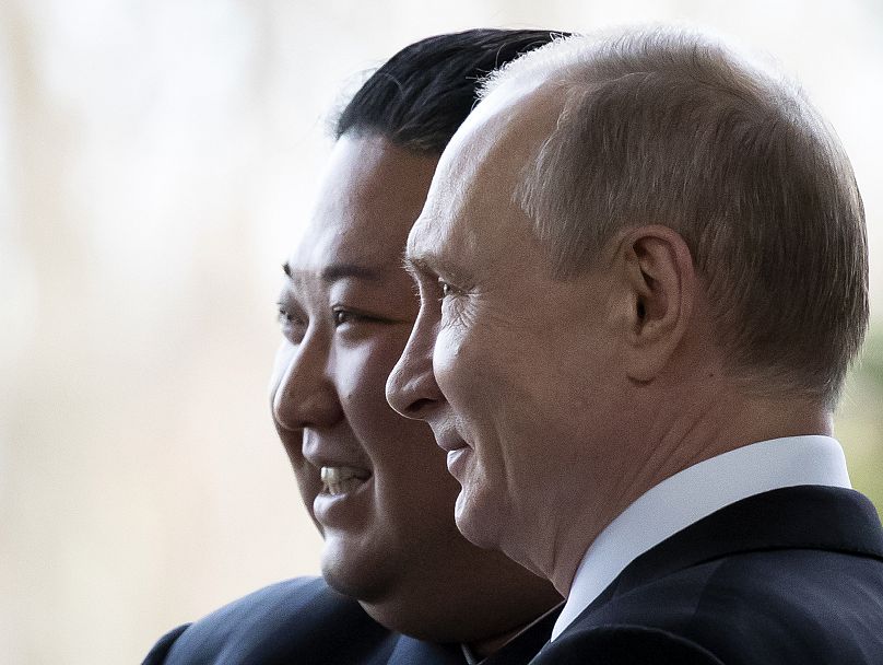 Le président russe Vladimir Poutine, à droite, et le dirigeant nord-coréen Kim Jong Un posent pour une photo lors de leur rencontre à Vladivostok, le 25 avril 2019.