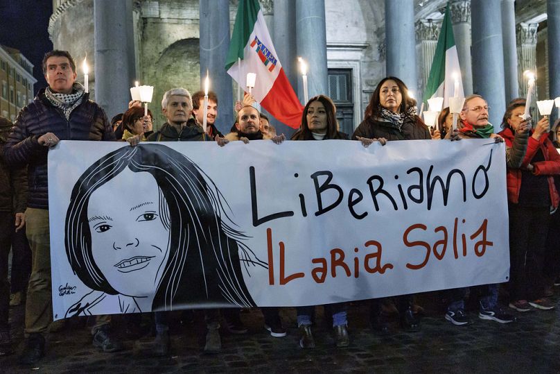 Les manifestants brandissent une banderole avec des écrits en italien 