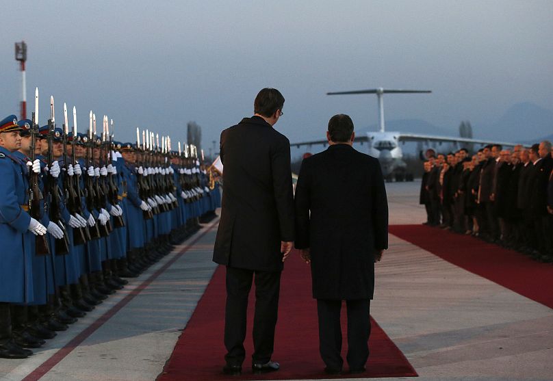 Le Premier ministre hongrois Viktor Orban passe en revue la garde d'honneur avec le président serbe Aleksandar Vucic à son arrivée à Nis, le 20 novembre 2016.