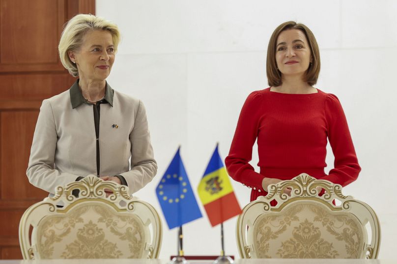 La présidente de la Commission européenne, Ursula von der Leyen, à gauche, se tient à côté de la présidente moldave Maya Sandu, à Chisinau, en Moldavie.