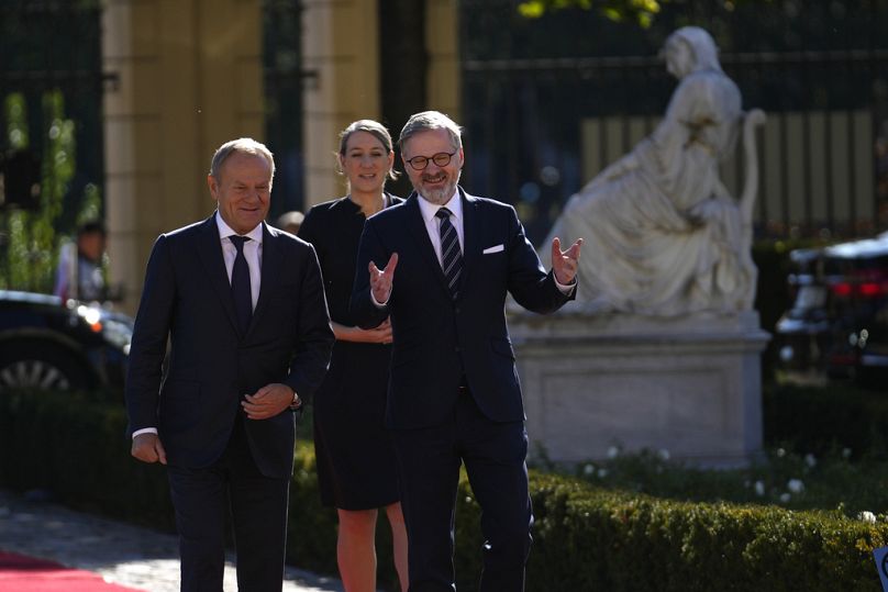 Le Premier ministre tchèque Petr Fiala, à droite, accueille son homologue polonais Donald Tusk lors de leur rencontre à Prague, en République tchèque, le mercredi 9 octobre 2024.