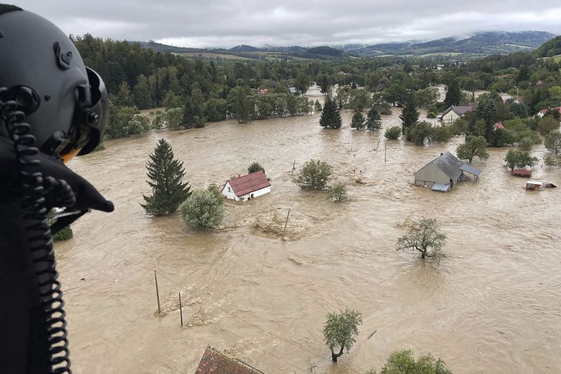 Cette photo fournie par les pompiers polonais montre une zone inondée près de la rivière Nysa Klodzka à Nysa, en Pologne, le lundi 16 septembre 2024. 