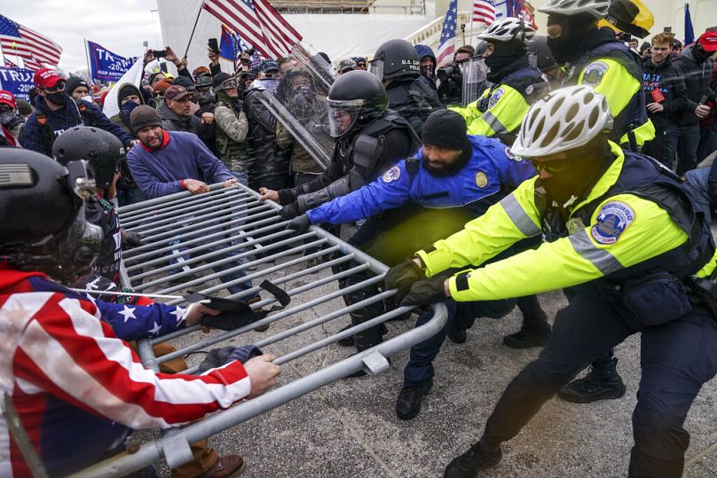 Des émeutiers tentent de franchir une barrière de police au Capitole des États-Unis à Washington, DC, le 6 janvier 2021.