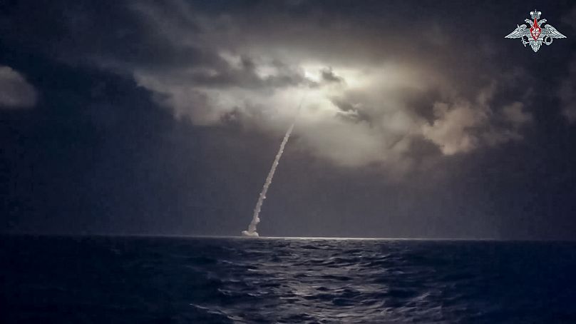   Un missile balistique Bulava est testé depuis la mer d'Okhotsk lors d'exercices des forces nucléaires russes.