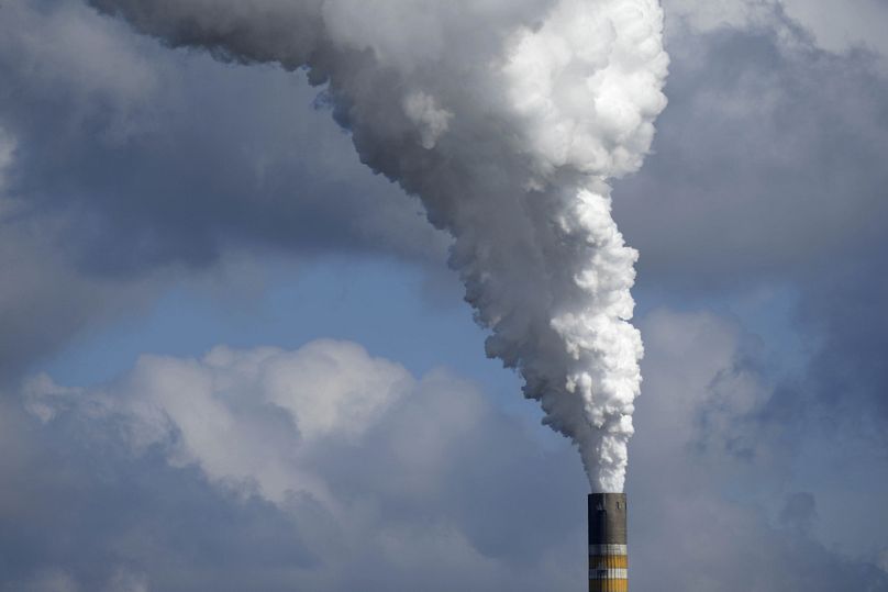 La centrale électrique au charbon de Schkopau est en service mardi à Teutschenthal, près de Halle, dans l'est de l'Allemagne.