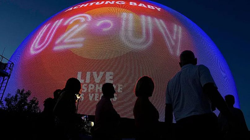 Les gens arrivent pour la soirée d'ouverture de la Sphère et de « UV Achtung Baby » de U2" spectacle, le vendredi 29 septembre 2023, à Las Vegas.