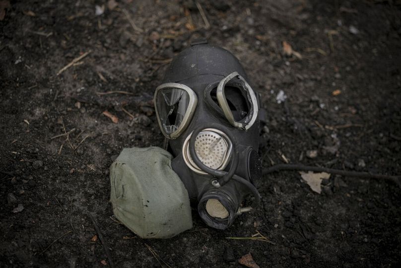 Un masque à gaz endommagé repose sur le trottoir d’une position russe à l’extérieur de Kiev, envahie par les forces ukrainiennes, en mars 2022.