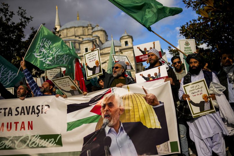 Personnes en deuil devant un mémorial dédié à Yahya Sinwar à Istanbul 