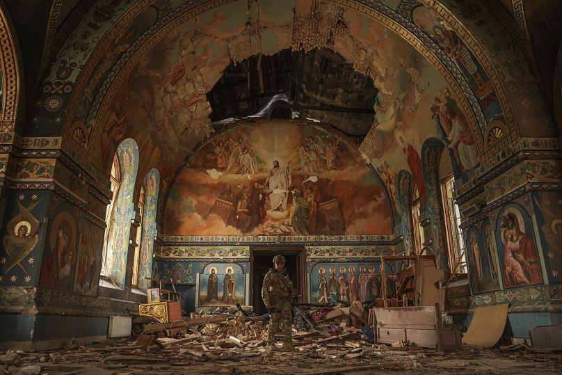 Le militaire ukrainien Gennadiy Yudin se tient à l’intérieur d’une église orthodoxe lourdement endommagée par un bombardement russe à Novoekonomichne, en Ukraine, le mardi 17 septembre 2024.