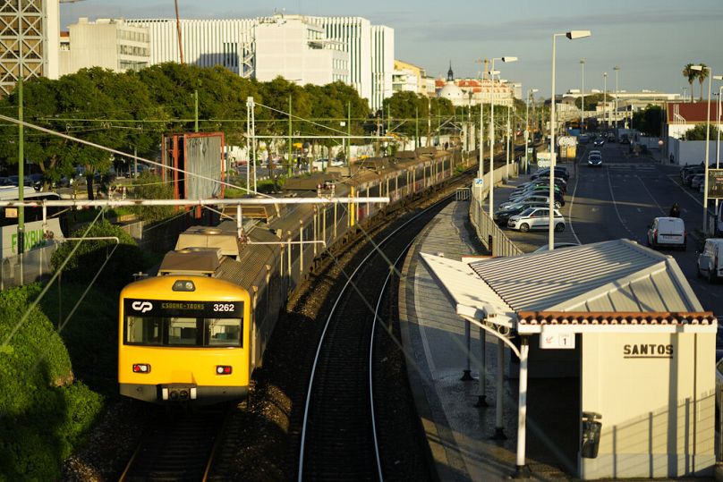 Un train de banlieue quitte la gare Santos de Lisbonne.