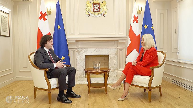 Le Premier ministre géorgien Irakli Kobakhidze s'entretient avec Jane Witherspoon d'Euronews à Tbilissi