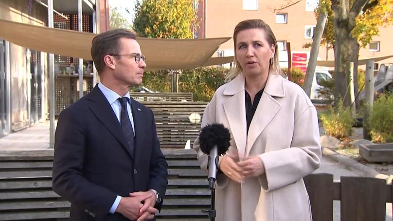 Le Premier ministre suédois Ulf Kristersson et la Première ministre danoise Mette Frederiksen s'expriment devant une garderie au Danemark.