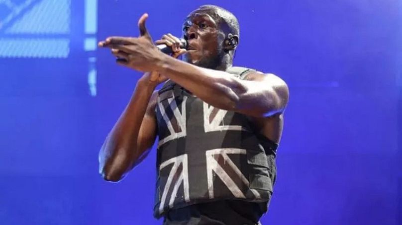 Stormzy portait l'un des gilets de la collection Banksy à Glastonbury