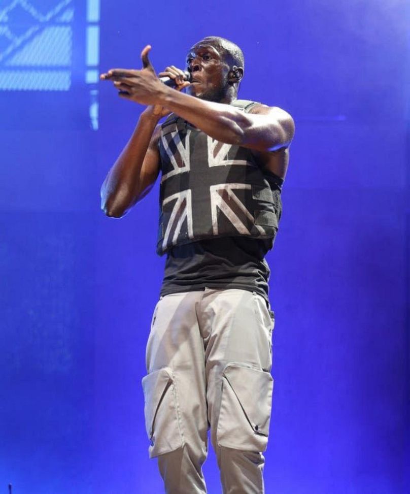 Stormzy portait l'un des gilets de la collection Banksy à Glastonbury