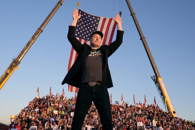 Elon Musk, PDG de Tesla et SpaceX, rejoint Donald Trump lors d'un rassemblement électoral à Butler Farm, Pennsylvanie, le 6 octobre 2024.