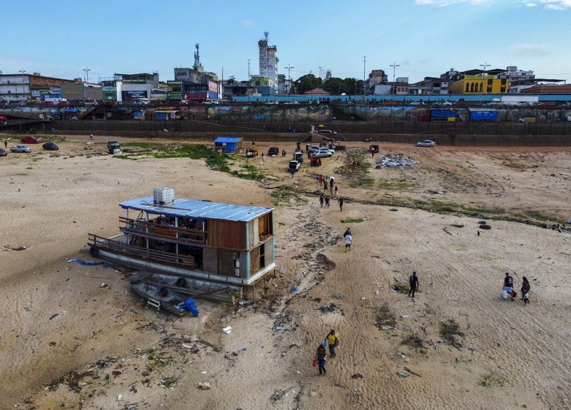 Un bateau est échoué dans le fleuve Negro, au port de Manaus, dans l'État d'Amazonas, au Brésil, le vendredi 4 octobre 2024, dans un contexte de grave sécheresse. 