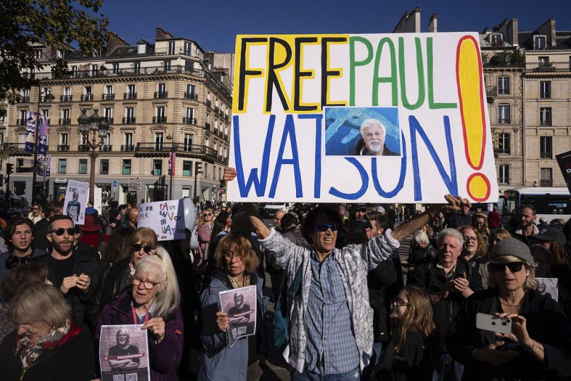 Des gens manifestent pour soutenir le fondateur de Sea Shepherd, Paul Watson, le mercredi 23 octobre 2024.