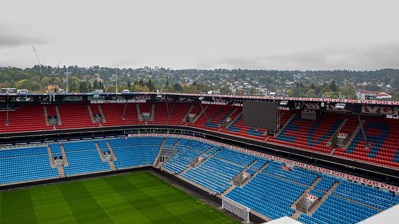 Le stade Ullevaal d'Oslo dispose de 1 242 panneaux solaires sur son toit et il est prévu d'en installer davantage.