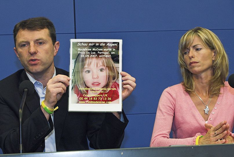 Gerry, à gauche, et Kate McCann, parents de Madeleine McCann, quatre ans, présentent une photo de leur fille lors d'une conférence de presse à Berlin, le mercredi 6 juin 2007.