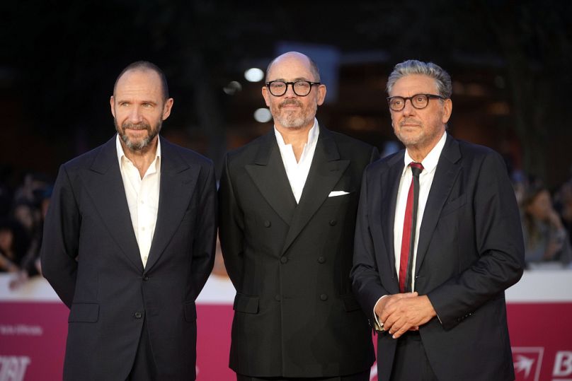 De gauche à droite, Ralph Fiennes, le réalisateur Edward Berger et Sergio Castellitto posent sur le tapis rouge avant la projection du film 