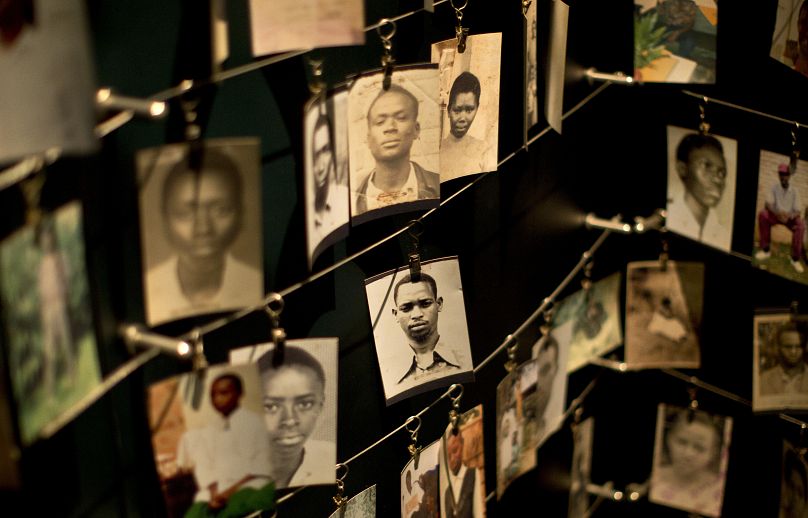 Des photographies de famille de certaines des personnes décédées sont exposées au Centre commémoratif du génocide de Kigali, à Kigali, au Rwanda, le 5 avril 2014. 