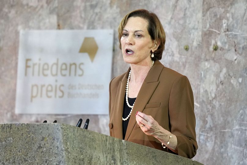 La journaliste et historienne américaine Anne Applebaum prononce un discours après avoir reçu le Prix de la paix de l'Association allemande des éditeurs et libraires - 20 octobre 2024