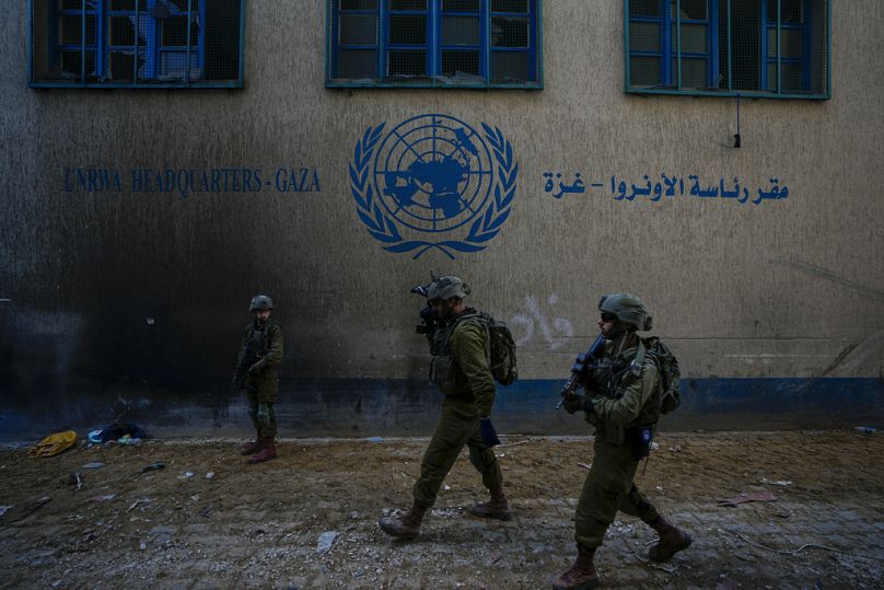 Des soldats israéliens prennent position alors qu'ils entrent dans le siège de l'UNRWA à Gaza, le 8 février 2024.