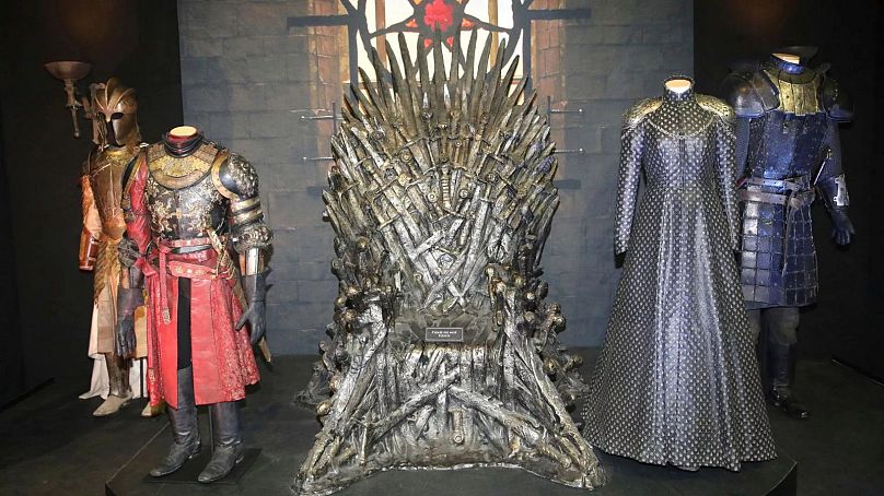 Le trône de fer et les costumes exposés lors du lancement de l'exposition itinérante Game of Thrones au parc des expositions Titanic de Belfast, en Irlande du Nord