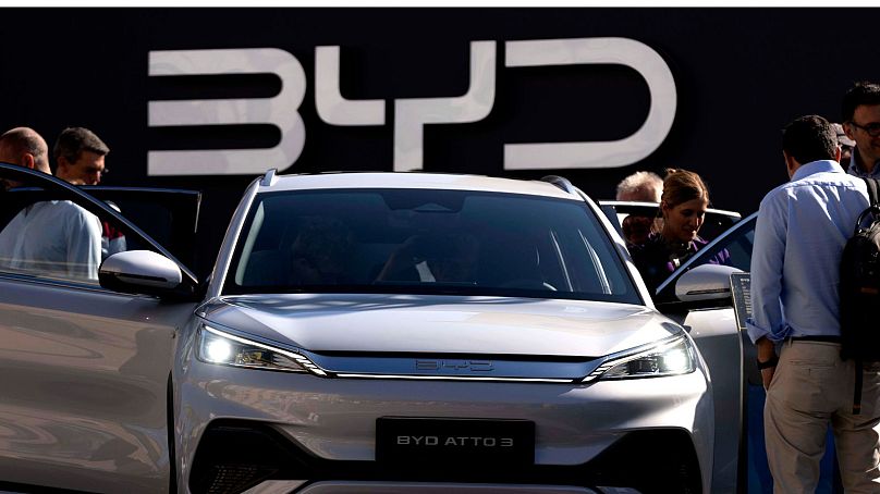 Les visiteurs découvrent le BYD ATTO 3 fabriqué en Chine au salon automobile IAA de Munich, en Allemagne.