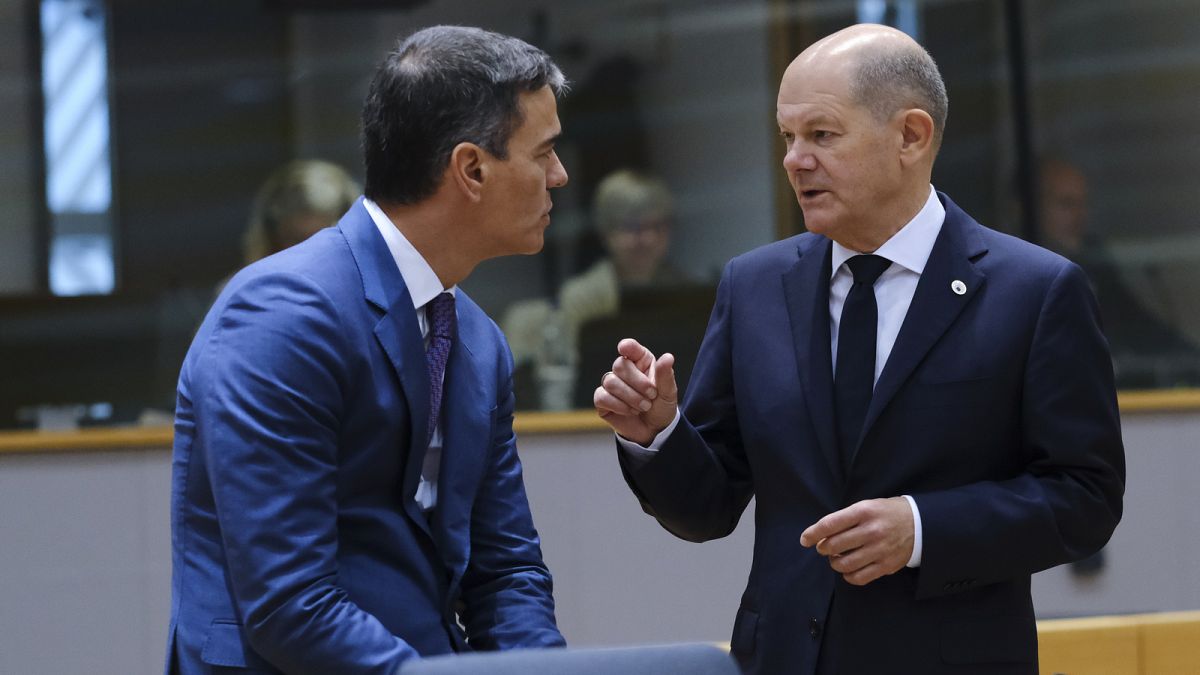 Spanish Prime Minister Pedro Sánchez, left, and German Chancellor Olaf Scholz, right