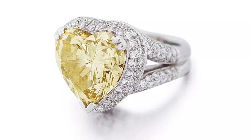 La bague en diamant jaune de Dame Shirley Bassey offerte par Elton John