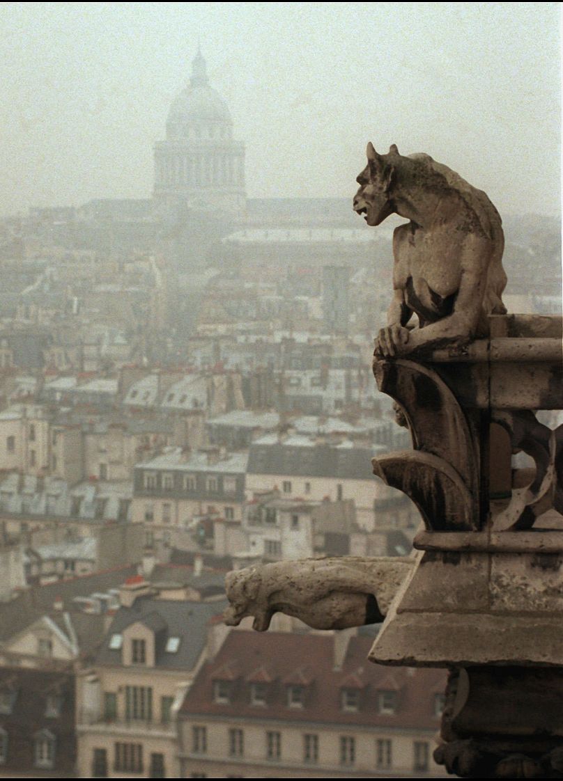 Une gargouille veille sur Paris du haut de la cathédrale Notre-Dame du XIe siècle, vendredi 10 janvier 1997. 