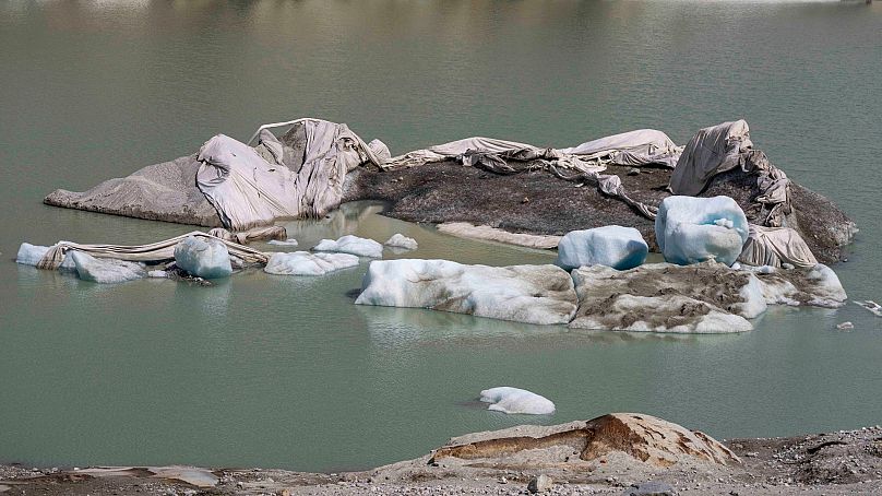 Des morceaux de glace flottent dans un lac devant le glacier du Rhône près de Goms, en Suisse, le 15 juin 2023. 