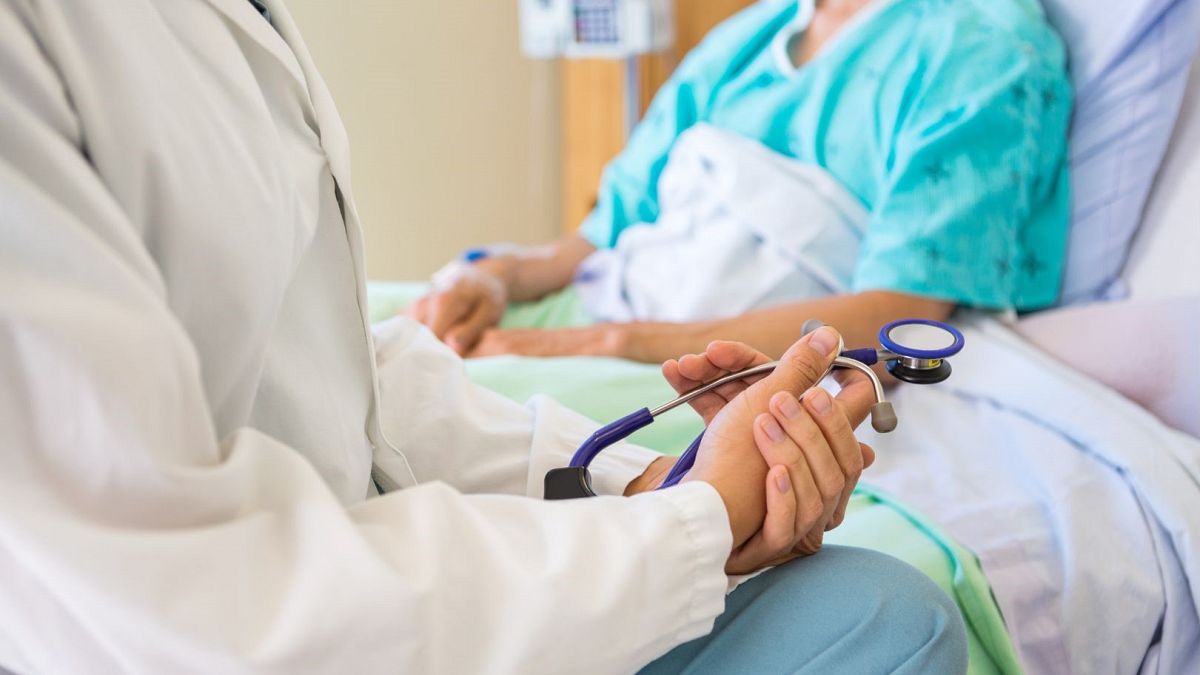 A doctor discusses with a hospital patient.