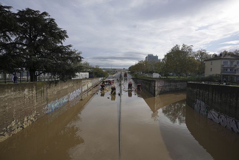 Les pompiers pompent de l'eau à Givors après des pluies torrentielles et des inondations de routes et de voies ferrées submergées, le 18 octobre 2024.