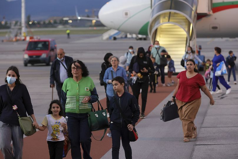 Les évacués bulgares rentrent à Sofia à bord d'un avion du gouvernement transportant 89 passagers, le 30 septembre 2024