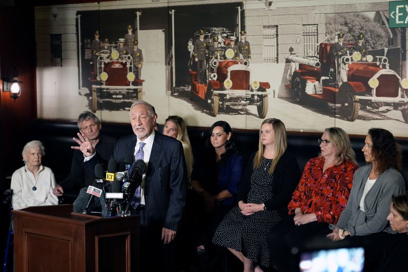 Mark Geragos, l'avocat de la défense d'Erik et Lyle Menendez, entouré de membres de la famille, parle lors d'une conférence de presse.