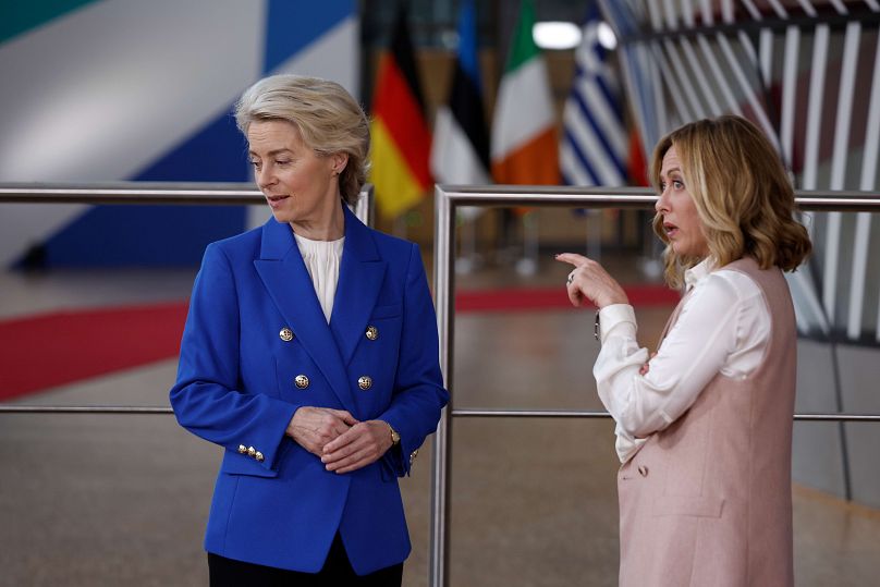 La Première ministre italienne Giorgia Meloni, à droite, s'entretient avec la présidente de la Commission européenne, Ursula von der Leyen