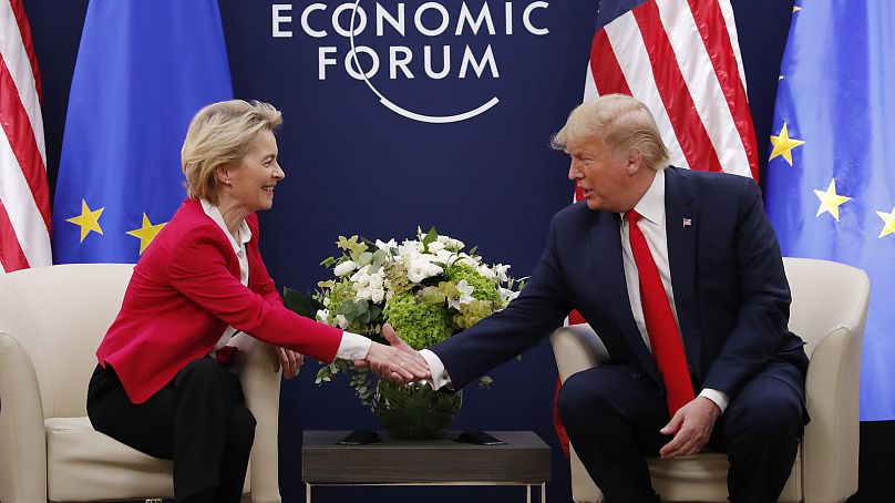 Poignée de main entre Donald Trump et la présidente de la Commission européenne Ursula von der Leyen, Davos, 2020