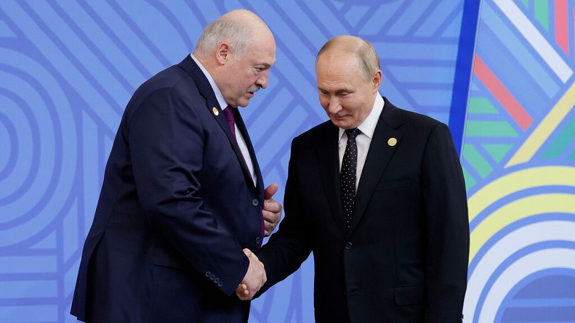 Le président russe Vladimir Poutine salue le président biélorusse Alexandre Loukachenko lors du sommet des BRICS à Kazan, en Russie, le mercredi 23 octobre 2024.