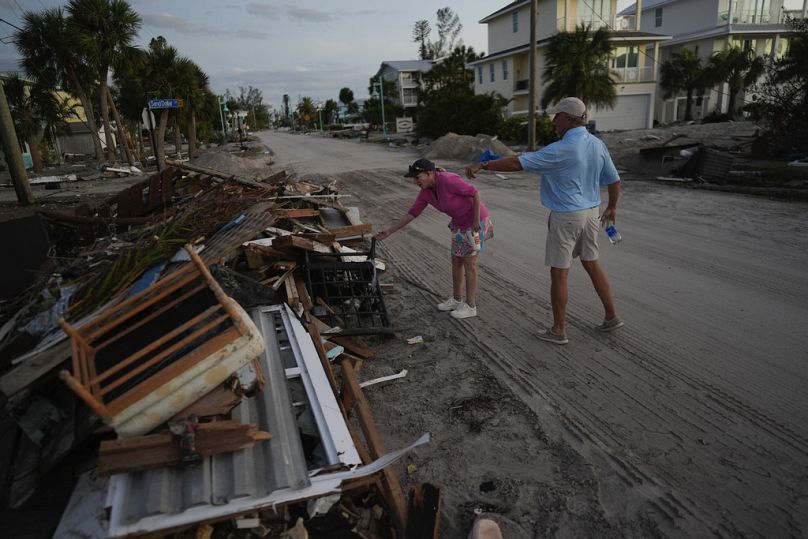 Karen et Burton Webb, dont la propriété a été balayée par l'ouragan Milton, ont retrouvé dimanche des meubles à un pâté de maisons de leur maison, à Englewood, en Floride.