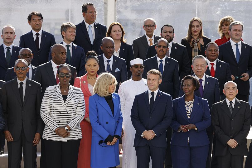 Les chefs d'État des pays francophones posent pour une photo de famille lors d'un sommet à Paris, le 4 octobre 2024