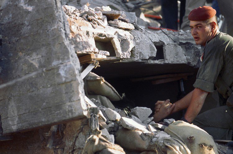 Le 23 octobre 1983, 58 soldats français ont perdu la vie à Beyrouth dans une attaque terroriste. Les chasseurs parachutistes des 1er et 9e RCP y étaient engagés pour la paix. Jamais nous ne les oublierons. Et toujours la France défendra la paix.